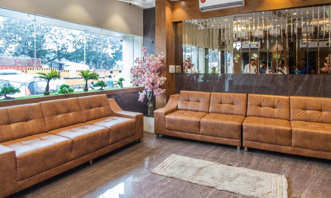 Hotel Hometown Near Us Embassy Bkc Мумбай Екстериор снимка