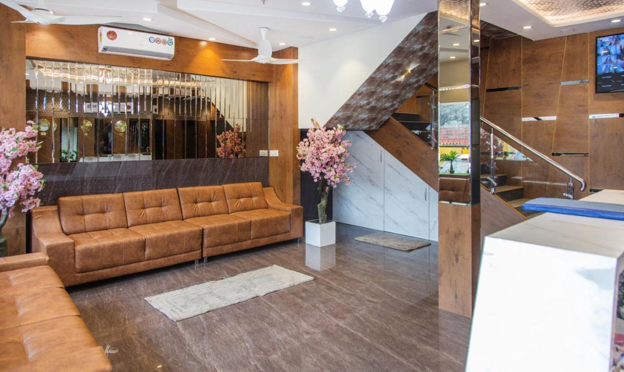Hotel Hometown Near Us Embassy Bkc Мумбай Екстериор снимка